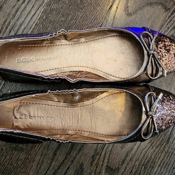 New BCBG generation womens size 6.5 sparkly gold/chrome color flats - Picture 11 of 11